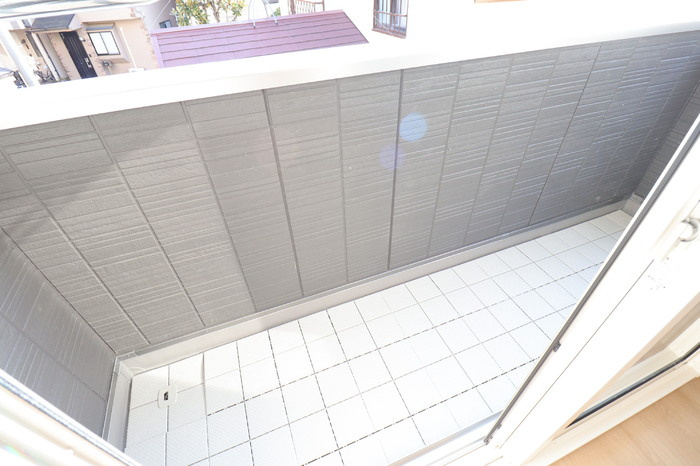 川崎市多摩区菅５丁目のアパートのバルコニー