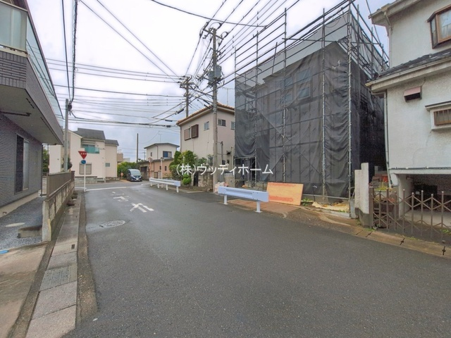 越谷市千間台東2期　新築一戸建ての前面道路含む現地写真