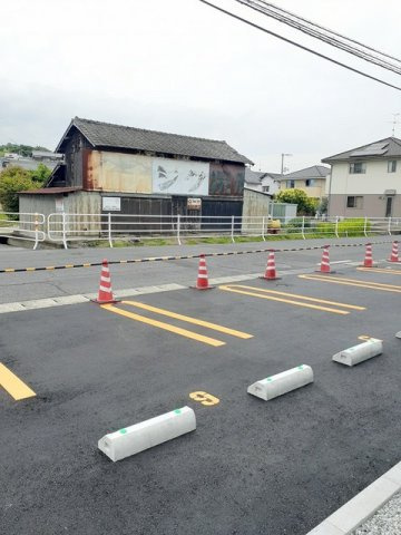ネオ　コスモスの駐車場