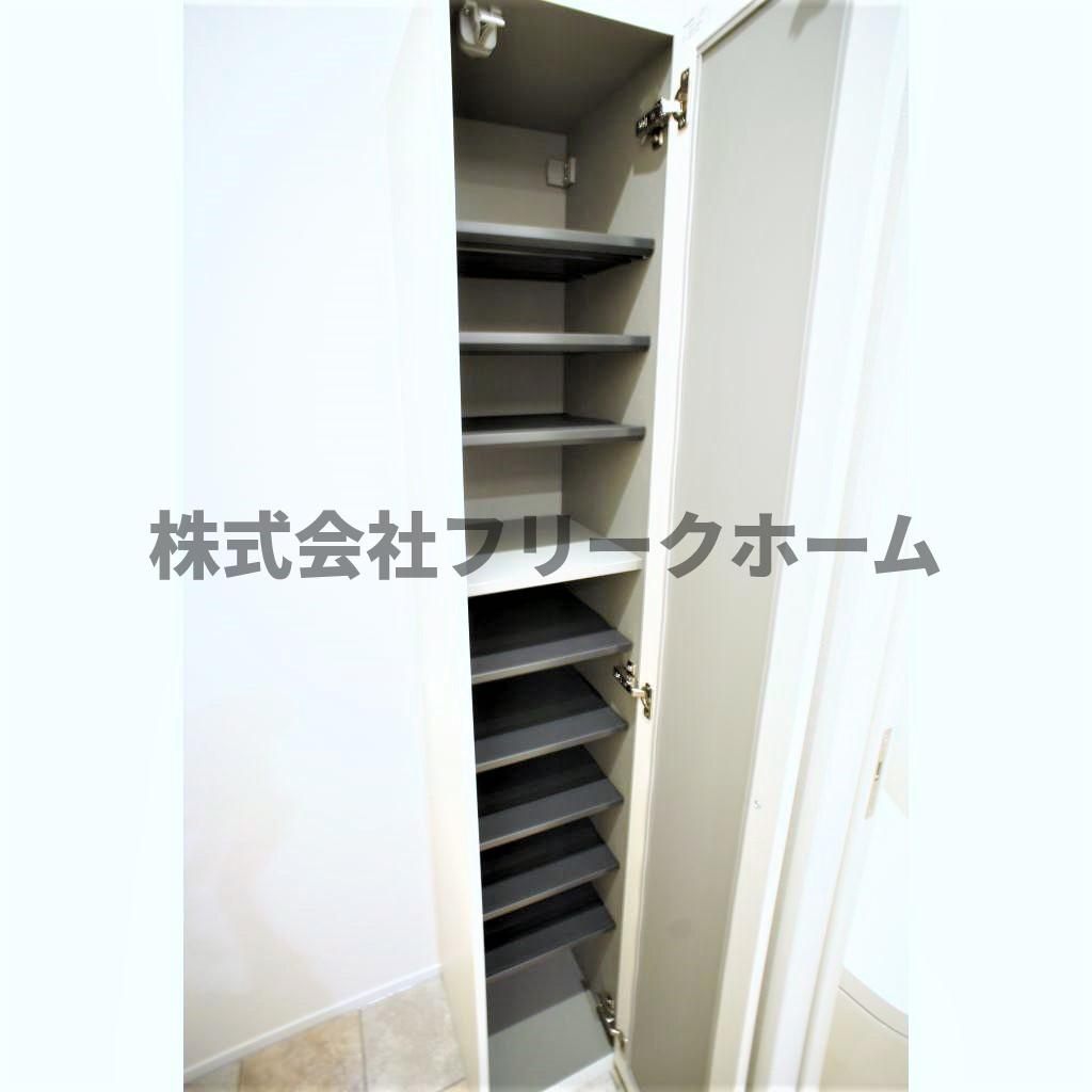 武蔵野市中町１丁目のアパートの玄関|収納