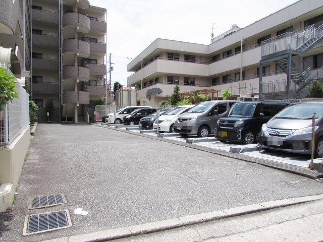 メルベーユ宝塚の駐車場|駐車場があるので、車を買う予定の方も安心です