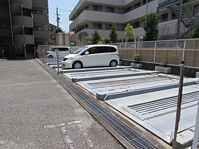 メルベーユ宝塚の駐車場|カースペースがあります