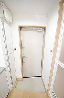 立川市高松町１丁目のアパートの玄関