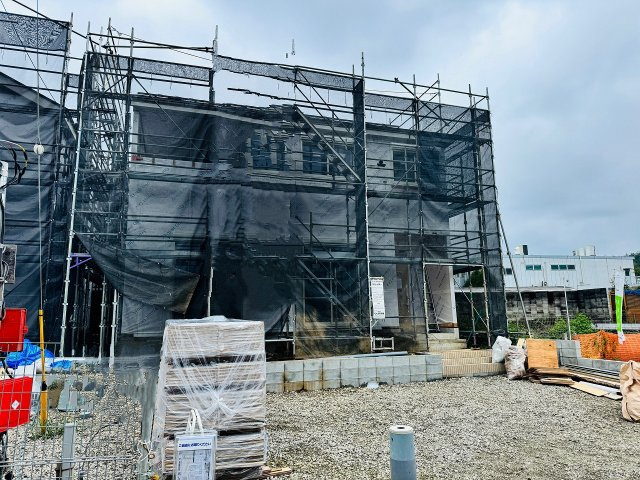 八王子市　弐分方町　新築一戸建て　４０期の外観|～太陽光パネル標準搭載　南東向きで陽当たり良好　全棟並列3台駐車可能カースペース付き～