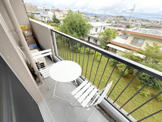 奈良市中登美ヶ丘１丁目の賃貸マンションのバルコニー