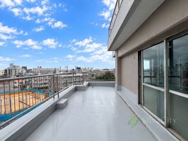 北千束スカイマンションのバルコニー|開放感あふれるルーフバルコニー。視界の広がる眺望とともに、屋外空間を楽しめます。