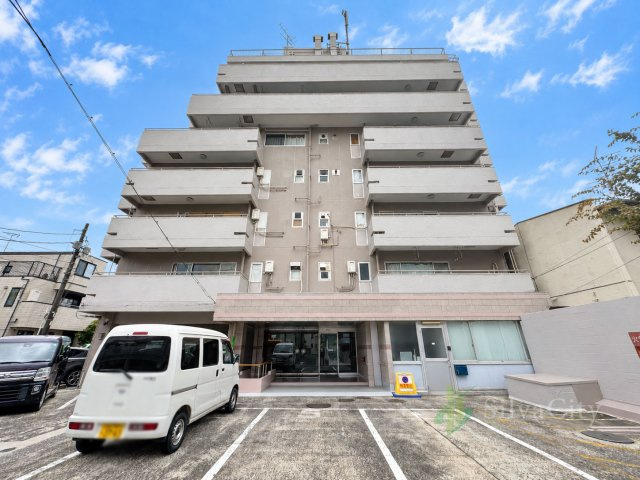 北千束スカイマンションの外観|住まう方やゲストを迎えるエントランス。屋根付きのアプローチが設けられています。