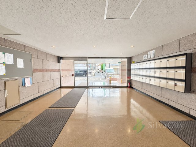北千束スカイマンションのエントランス|ゆとりを感じられるエントランスホール。整えられた共用空間もぜひ現地でご確認ください。