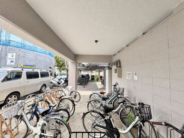 北千束スカイマンションの駐輪場|敷地内に設けられた屋根付きの駐輪スペース。雨風の影響を受けにくい点も嬉しいポイントです。