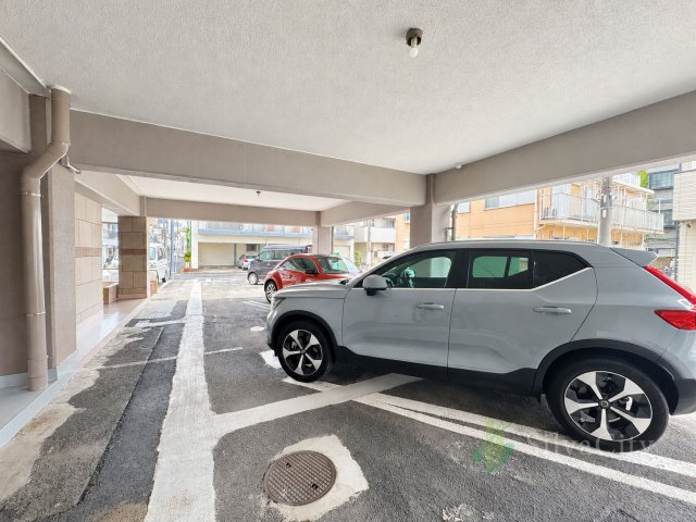 北千束スカイマンションの駐車場|敷地内駐車場の様子。空き状況やサイズ・利用条件についてはお問い合わせください。