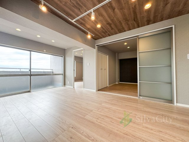 北千束スカイマンションの居間・リビング|南東角住戸ならではの明るさが魅力のLDK。バルコニーに面した開放感のある住空間です。