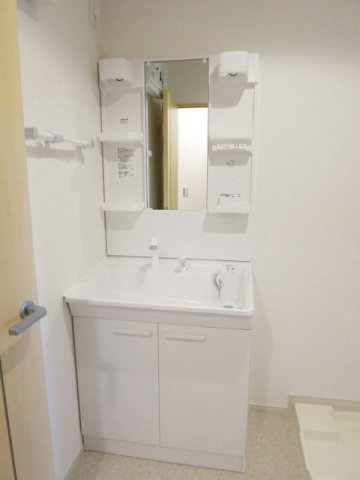 アイリン　タウン　Ｃの洗面所|明るい洗面所です