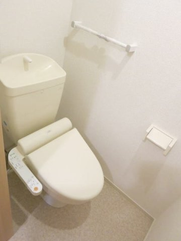 アイリン　タウン　Ｃのトイレ|落ち着いた色調のトイレです