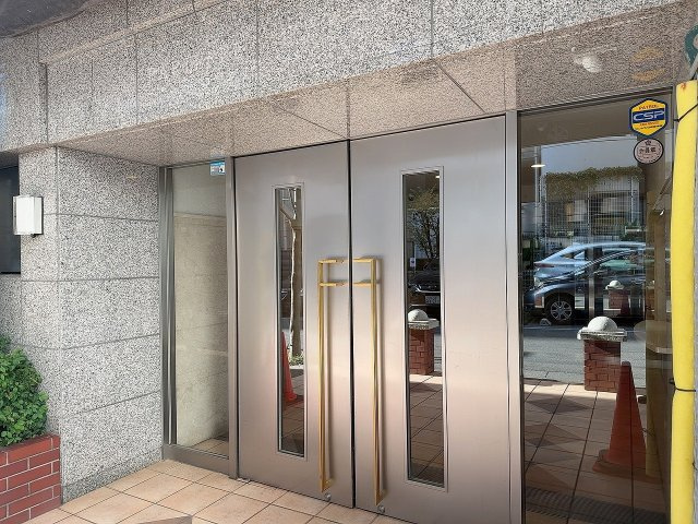 パルテール目黒青葉台のエントランス|「神泉」駅徒歩５分！平成１２年築・オートロック付きマンション、パルテール目黒青葉台は即日現地案内可能となっておりますので、お気軽にお問い合わせください！