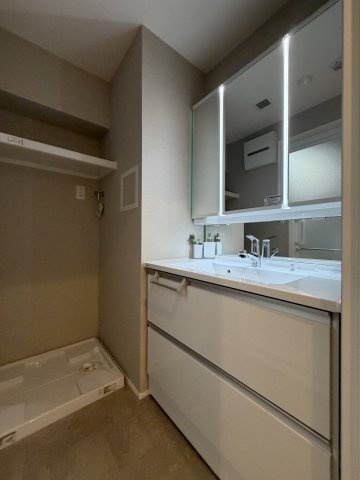 新宿区新宿５丁目の中古マンションの独立洗面台