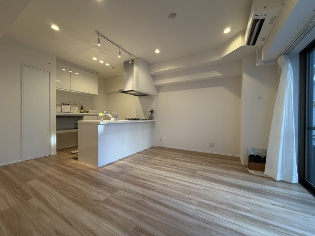 新宿区新宿５丁目の中古マンションの居間・リビング