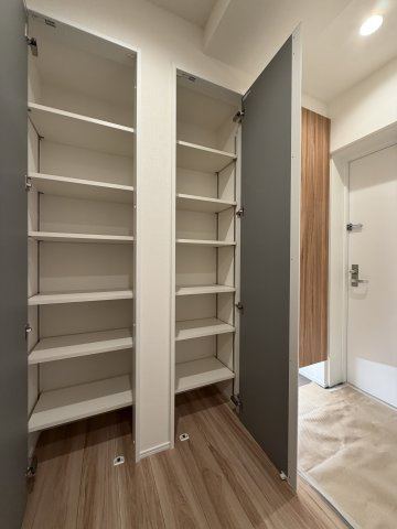 新宿区新宿５丁目の中古マンションの収納|玄関収納