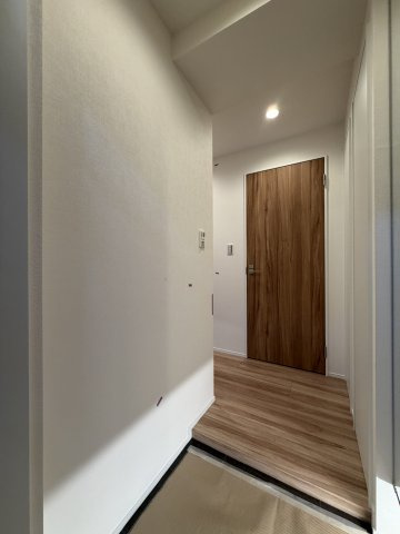 新宿区新宿５丁目の中古マンションの玄関