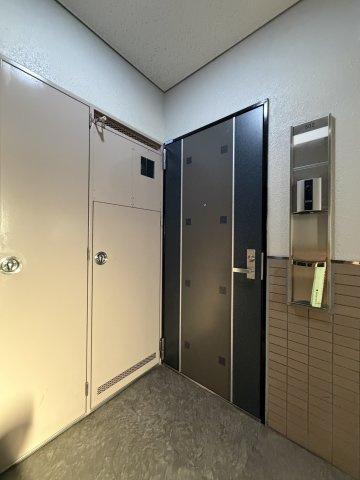 新宿区新宿５丁目の中古マンションの玄関