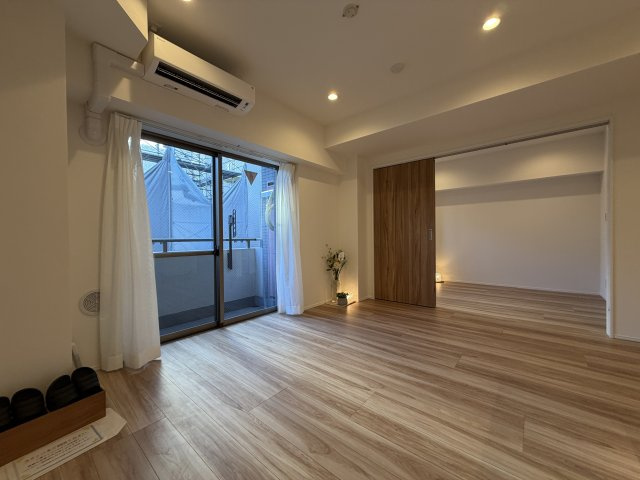 新宿区新宿５丁目の中古マンションの居間・リビング
