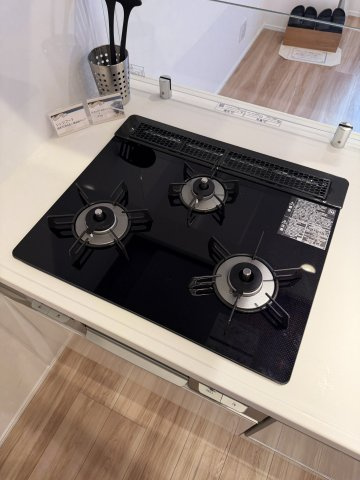 新宿区新宿５丁目の中古マンションのキッチン|3口ガスコンロ