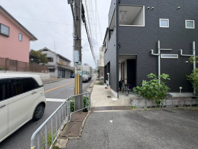 平尾　中古一戸建の前面道路含む現地写真|使いやすい２ＬＤＫ+３Ｓのお住まい！テレワークのお仕事部屋、子供部屋等、ライフスタイルや家族構成に合わせて多目的にご使用いただけます♪