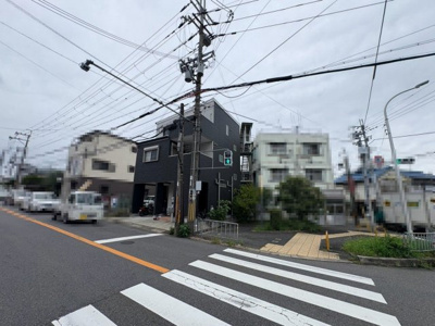 【前面道路含む現地写真】 | 平尾　中古一戸建 | 洗面所に窓ございますので、気持ちいい風が入ってきますよ♪