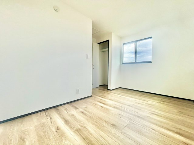 豊島区南長崎2丁目　新築戸建の洋室|自分だけのプライベート空間。明るく温もりを感じることができる居室です。

現地ご見学希望・資料請求などお気軽にお問い合わせ下さい！
03-5990-5201