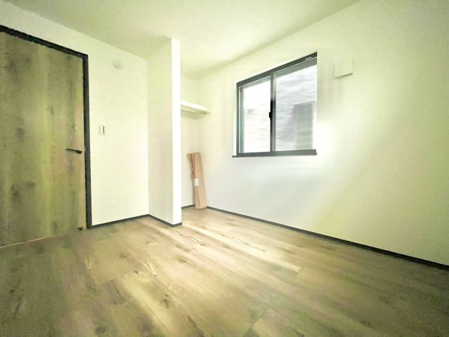 豊島区南長崎2丁目　新築戸建の洋室|全居室は2面採光のため、通風や採光性を高めてくれます。明るく開放的で快適な居住空間を実現！

現地ご見学希望・資料請求などお気軽にお問い合わせ下さい！
03-5990-5201