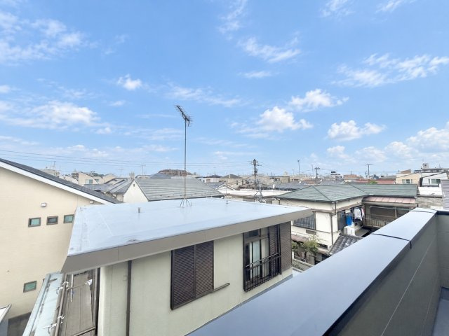 豊島区南長崎2丁目　新築戸建の展望|大きな空に包まれて、太陽の光をたっぷりと浴びながら過ごす毎日は、自然と家族の笑顔で溢れます。

現地ご見学希望・資料請求などお気軽にお問い合わせ下さい！
03-5990-5201