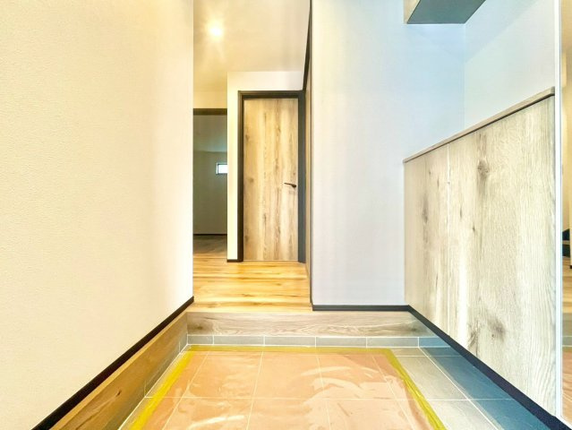 豊島区南長崎2丁目　新築戸建の玄関|玄関横にはシューズボックスがついているため、片付いた玄関がキープできます！

現地ご見学希望・資料請求などお気軽にお問い合わせ下さい！
03-5990-5201