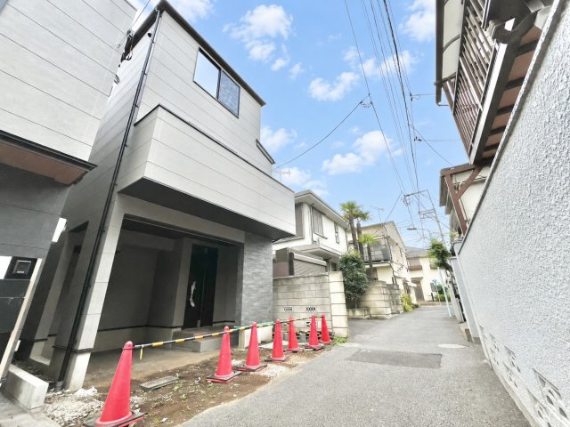 豊島区南長崎2丁目　新築戸建の前面道路含む現地写真|迫力のあるシックな外観が特徴の新築戸建。

現地ご見学希望・資料請求などお気軽にお問い合わせ下さい！
03-5990-5201