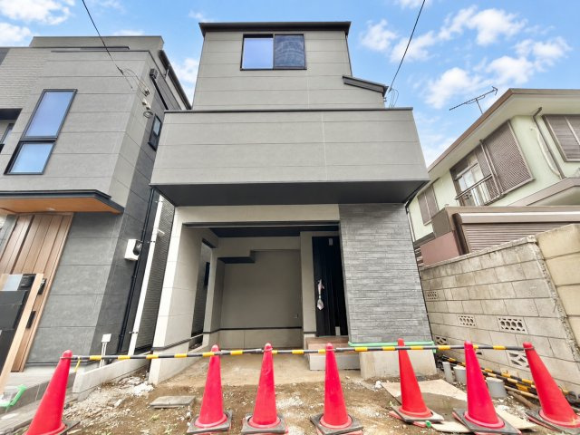 豊島区南長崎2丁目　新築戸建の外観|重厚感に溢れた、気品ある邸宅です。

現地ご見学希望・資料請求などお気軽にお問い合わせ下さい！
03-5990-5201