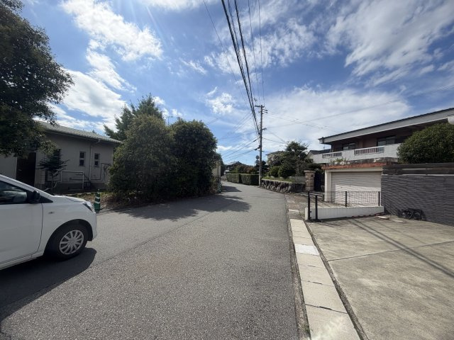 三木市緑が丘町本町１丁目戸建の前面道路含む現地写真