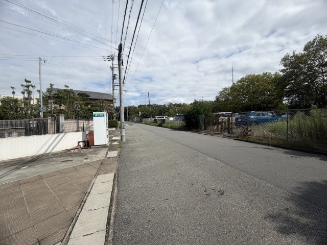 三木市緑が丘町本町１丁目戸建の前面道路含む現地写真