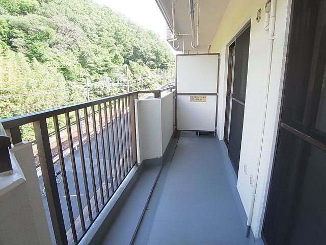 ロイヤルコート山の街の玄関|バルコニー日当たり良好、洗濯物沢山干せます