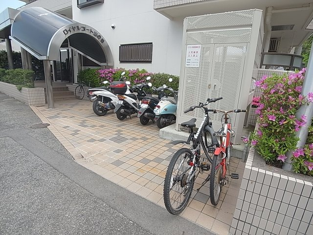ロイヤルコート山の街のその他共用部分|エントランスから綺麗