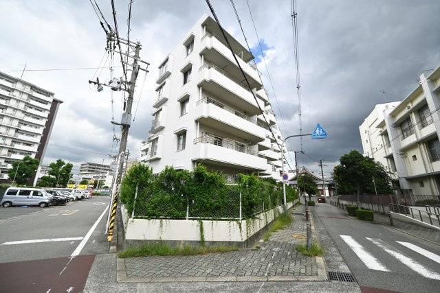 野中北パーク・マンションの外観|阪急「神崎川」駅徒歩14分、2026年9月リフォーム済物件のご紹介です。いつでも室内を見学して頂けますので、見学をご希望の方はお気軽にお問い合わせください。