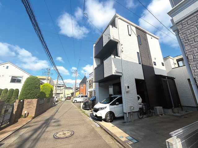 駅から平坦なアプローチ5分／2023年築／瀬谷区瀬谷4丁目の前面道路含む現地写真
