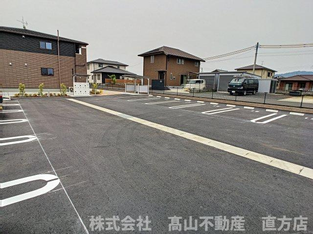 直方市大字感田のアパートの駐車場