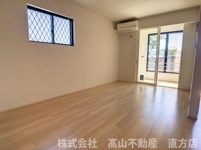 直方市大字感田のアパートの居間・リビング
