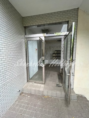 藤沢市本鵠沼４丁目の賃貸マンションのエントランス