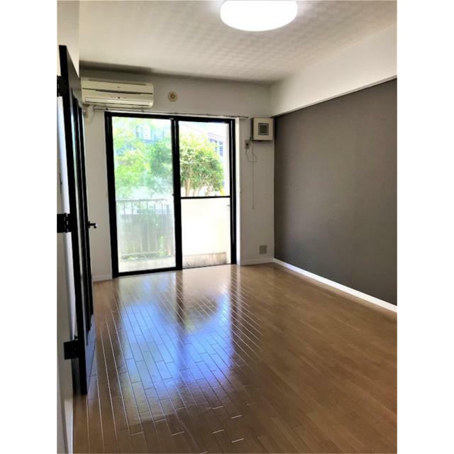 藤沢市本鵠沼４丁目の賃貸マンションの居間・リビング|同物件別部屋