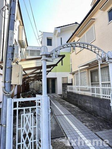 春日マンションのエントランス|建物の内部です