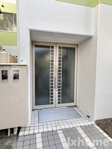 春日マンションのエントランス|建物の内部です