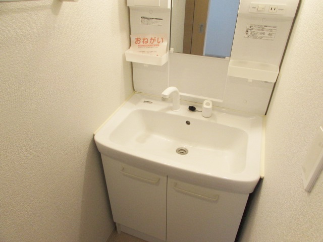 プラセール宝塚Ⅱの洗面所|ゆったりとスペースのある洗面所