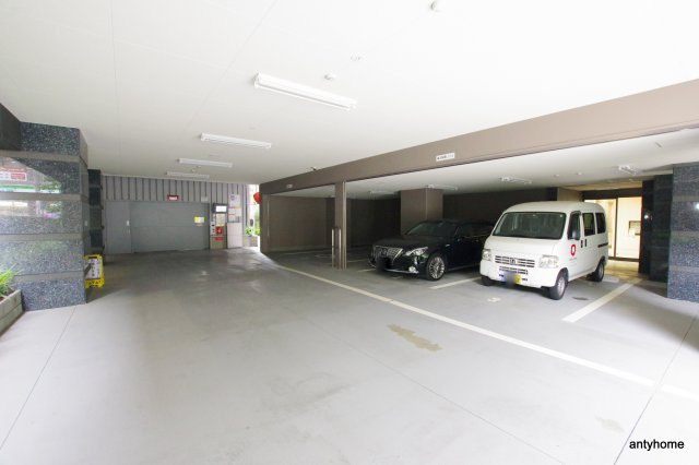 グランセジュール江坂の駐車場
