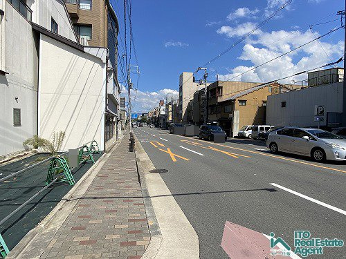 岡崎徳成町　中古戸建の前面道路含む現地写真