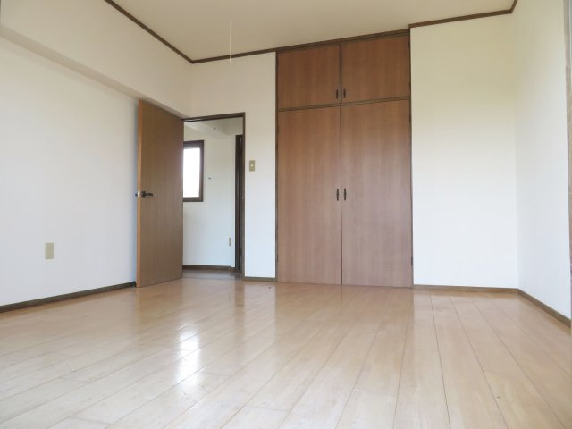 ライブタウン枝光の寝室|クローゼット付の寝室です☆
