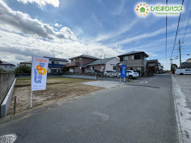 深谷市上野台　新築一戸建て　ブルーミングガーデン　01の前面道路含む現地写真